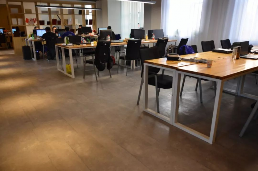 小藍鯨石晶黑貓環(huán)保公司辦公室裝修案例效果